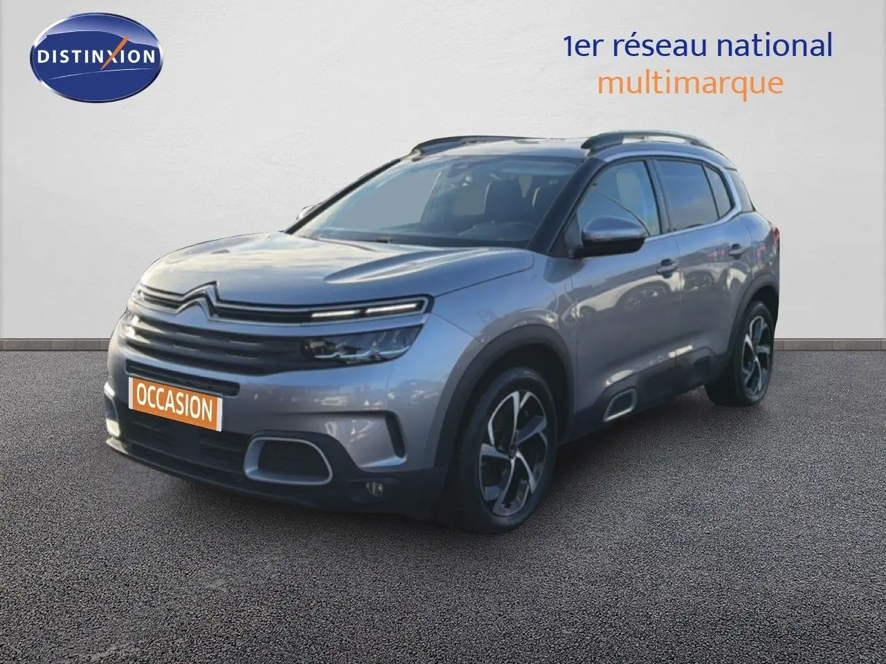 Citroën C5 Aircross gris Artense métal en 3/4 avant droit, SUV compact avec jantes bicolores et barres de toit.