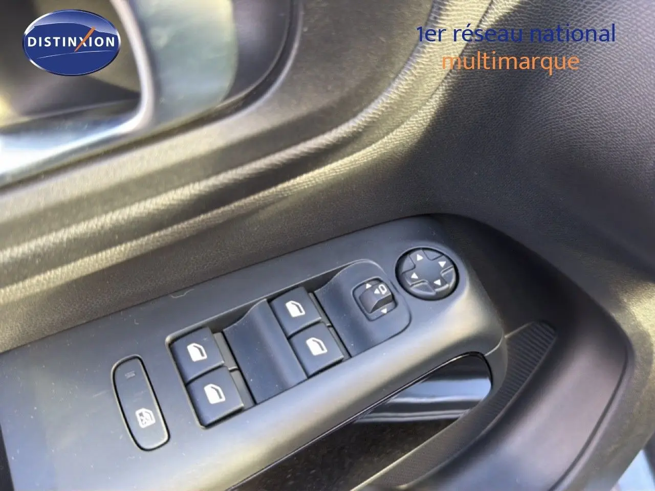 Gros plan sur les commandes de lève-vitres et rétroviseurs côté conducteur du Citroën C5 Aircross gris Artense 2021.