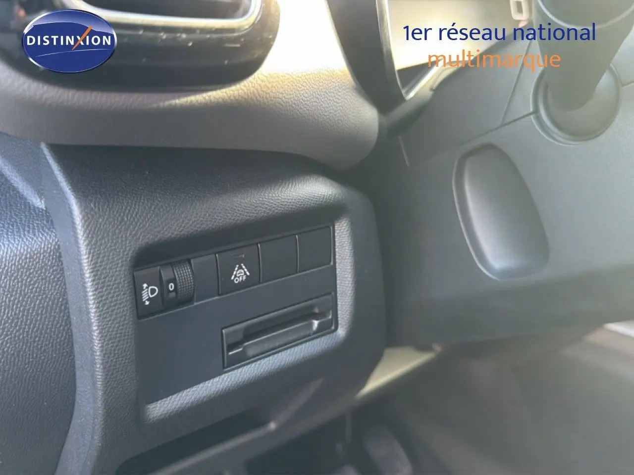 Détail du tableau de bord côté gauche du Citroën C5 Aircross gris, avec commandes d’éclairage et régulateur de vitesse.