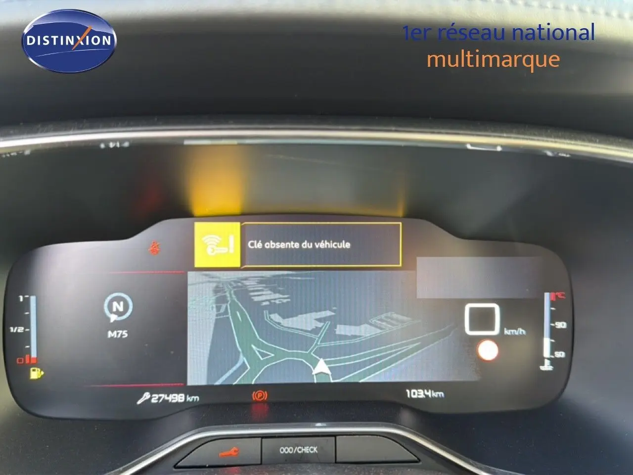 Tableau de bord numérique du Citroën C5 Aircross 1.2 PureTech 130ch, affichant navigation et alertes, vue frontale.