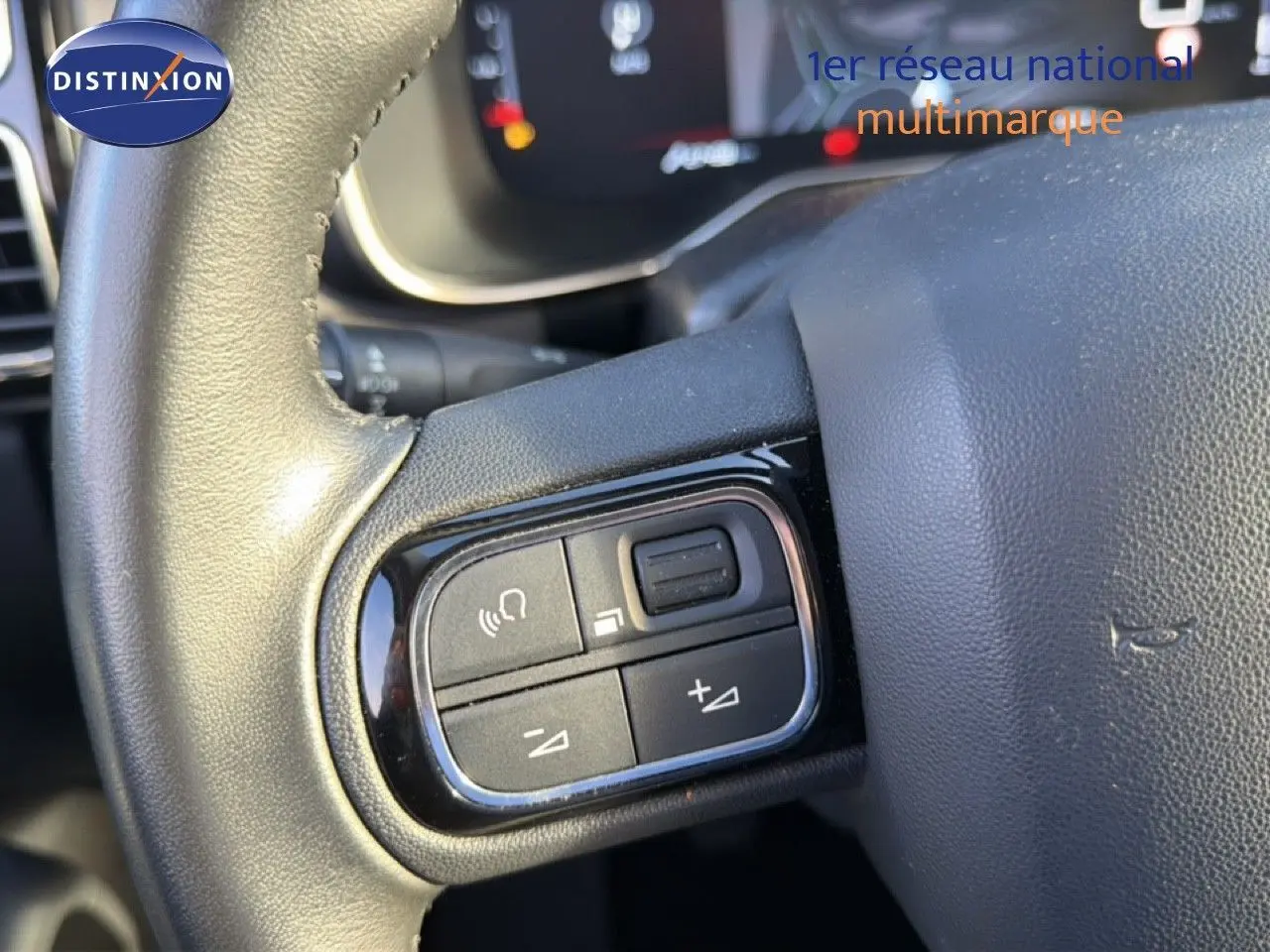 Gros plan sur les commandes audio au volant en cuir noir du Citroën C5 Aircross 2021, finition Feel Pack.