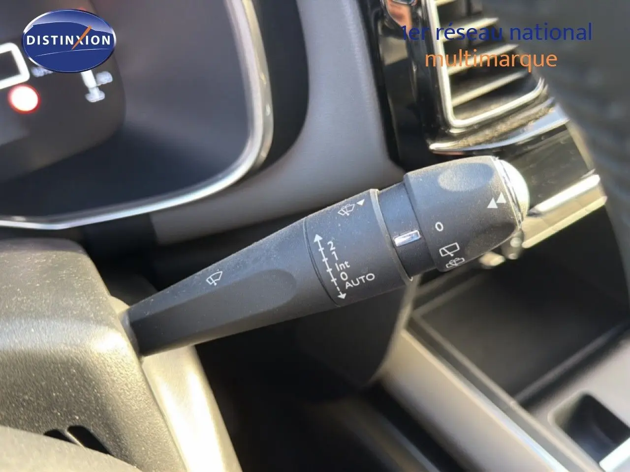 Gros plan sur le commodo d’essuie-glace intérieur du Citroën C5 Aircross 2021, finition Feel Pack, intérieur gris.