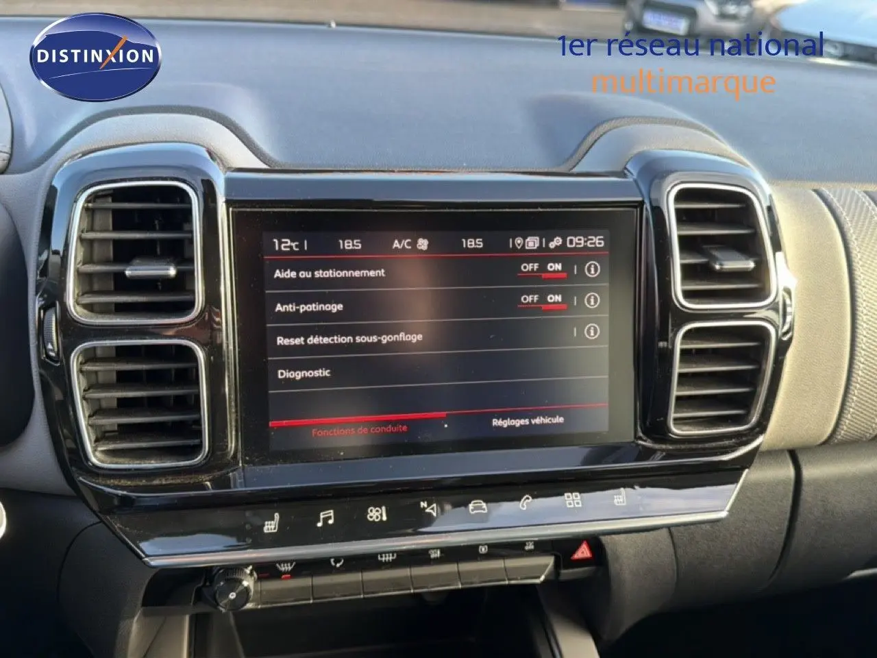 Vue rapprochée du tableau de bord du Citroën C5 Aircross 2021 avec écran tactile et commandes centrales noires brillantes.