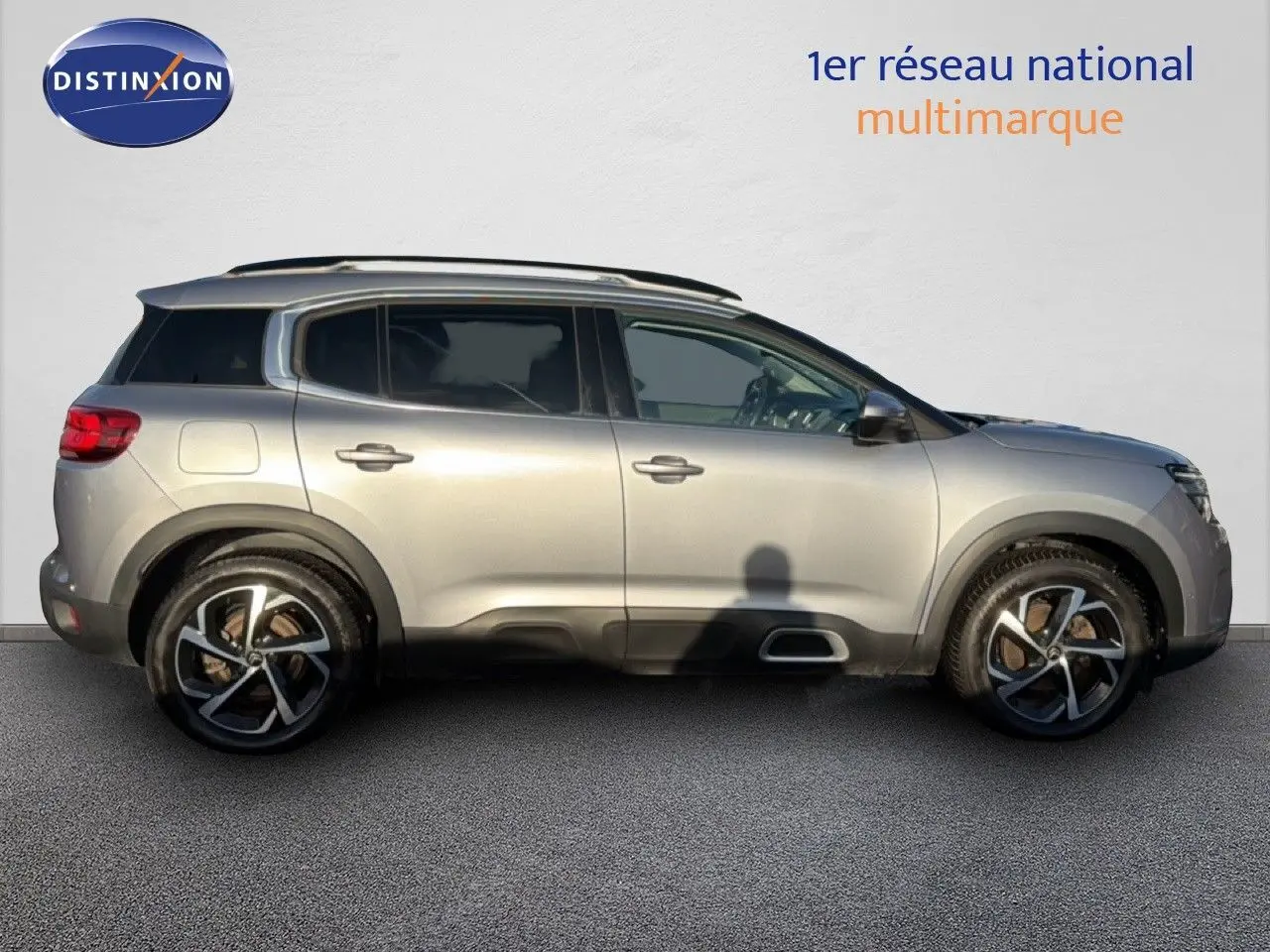 Vue de profil côté gauche d'un Citroën C5 Aircross gris Artense métal avec jantes alliage bicolores.