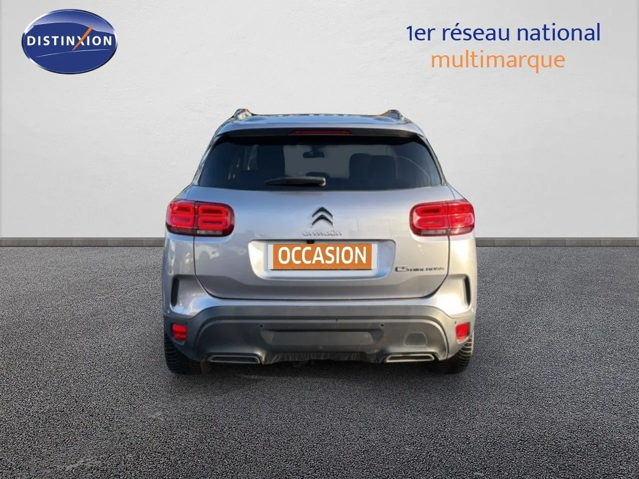 Vue arrière d'un Citroën C5 Aircross gris Artense métal 2021 avec feux rouges et plaque "OCCASION".