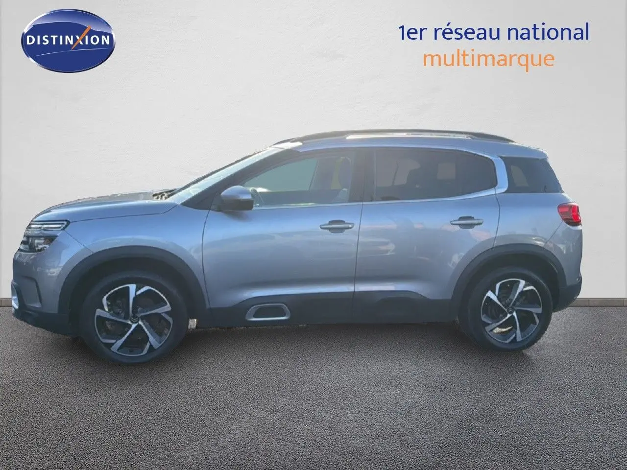 Profil droit du Citroën C5 Aircross gris Artense métal, SUV compact avec jantes alliage bicolores.