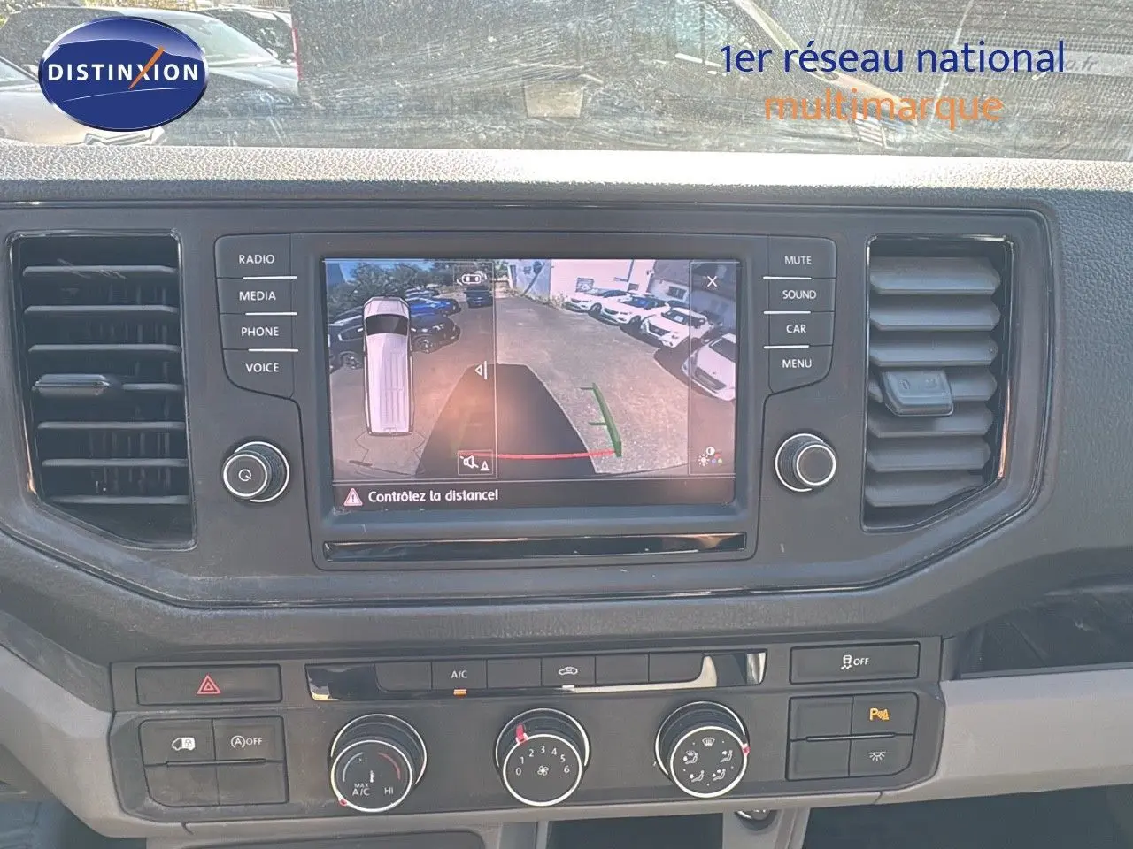 Vue rapprochée du tableau de bord du Volkswagen Crafter vert Ontario, avec écran de caméra de recul allumé.