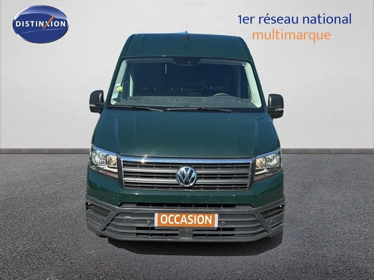 Vue frontale d'un Volkswagen Crafter fourgon vert Ontario 2020 avec calandre chromée et plaque "OCCASION" visible.