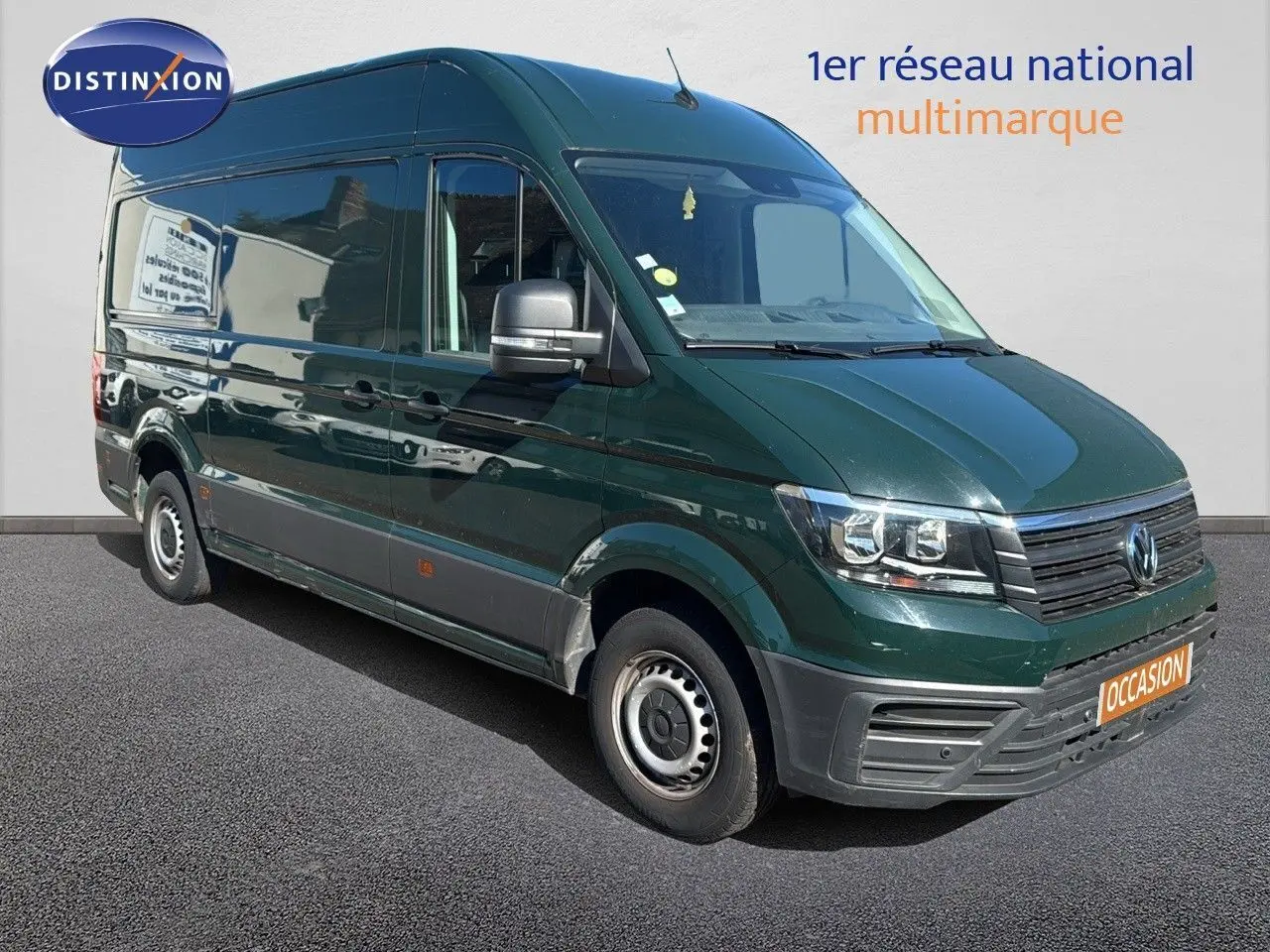 Volkswagen Crafter Fourgon vert Ontario vu en 3/4 avant droit avec calandre noire et jantes acier.