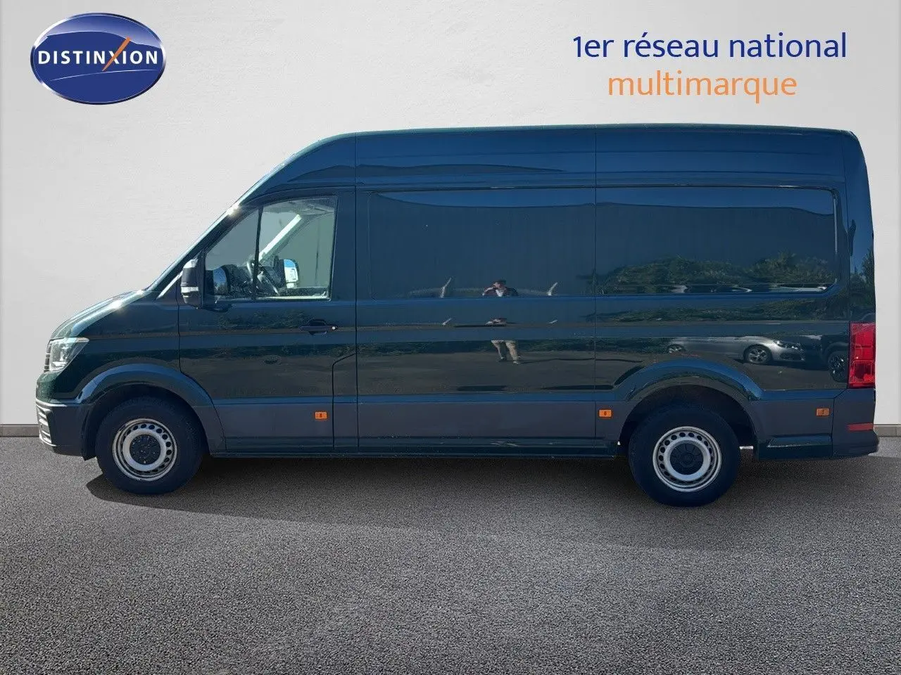 Profil côté gauche d'un Volkswagen Crafter Fourgon vert Ontario 2020, version 35 L3H3 avec jantes acier et feux arrière rouges.