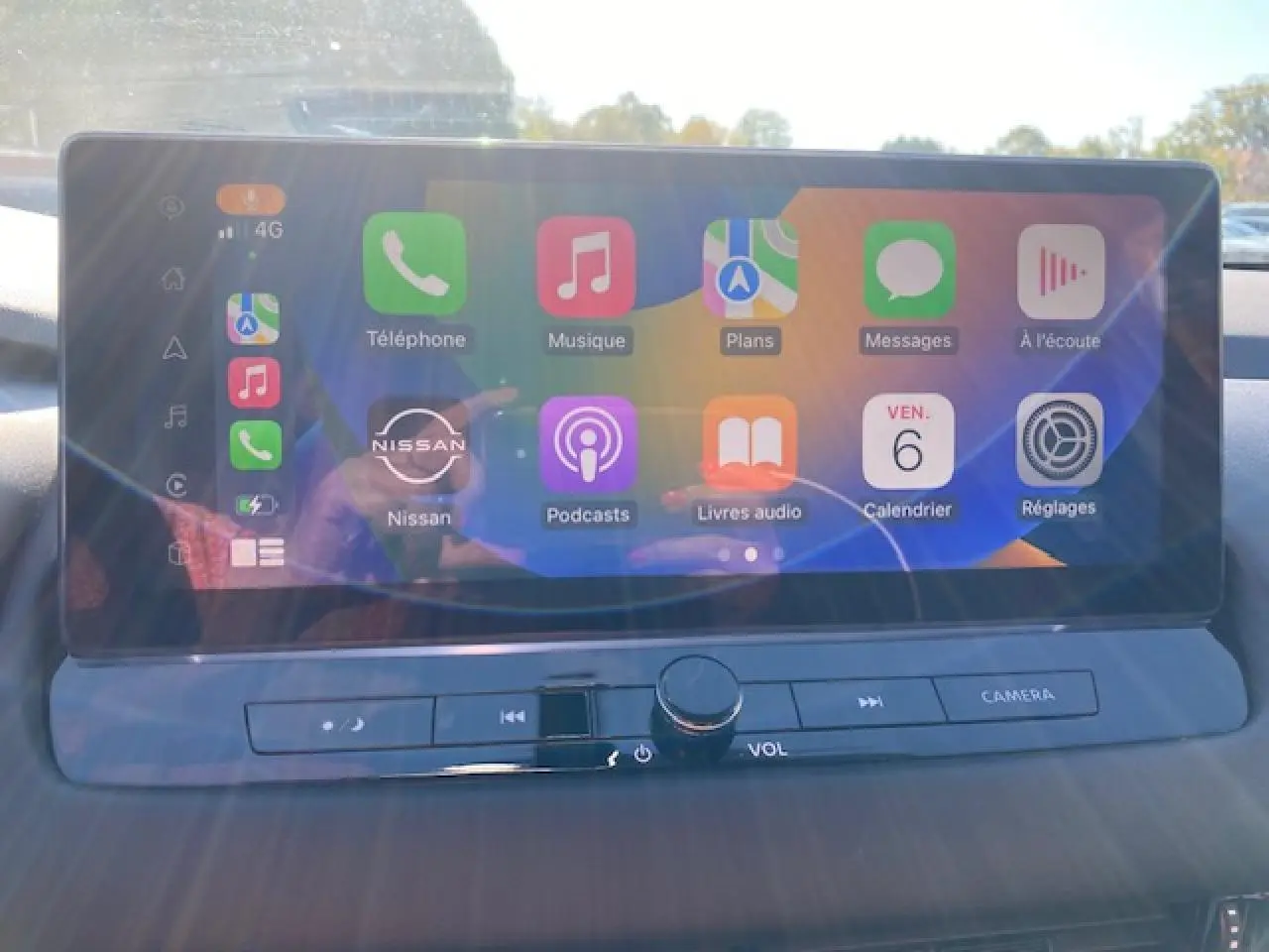 Écran tactile central du Nissan Qashqai 2023 affichant les applications multimédias avec commandes physiques en dessous.