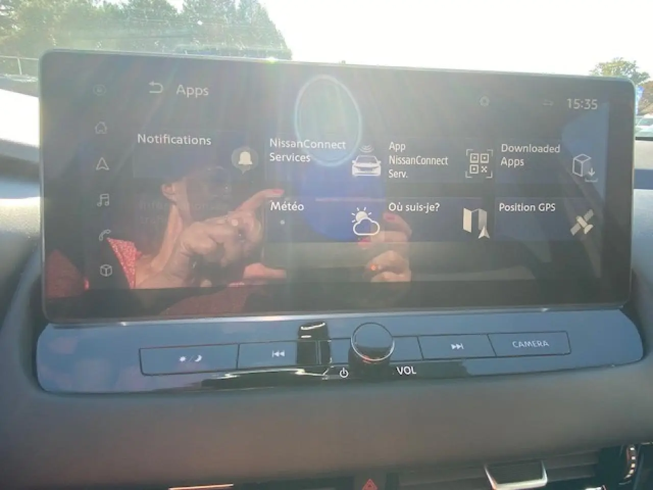 Écran tactile central du Nissan Qashqai 2023 N-Connecta avec interface NissanConnect et commandes audio intégrées.