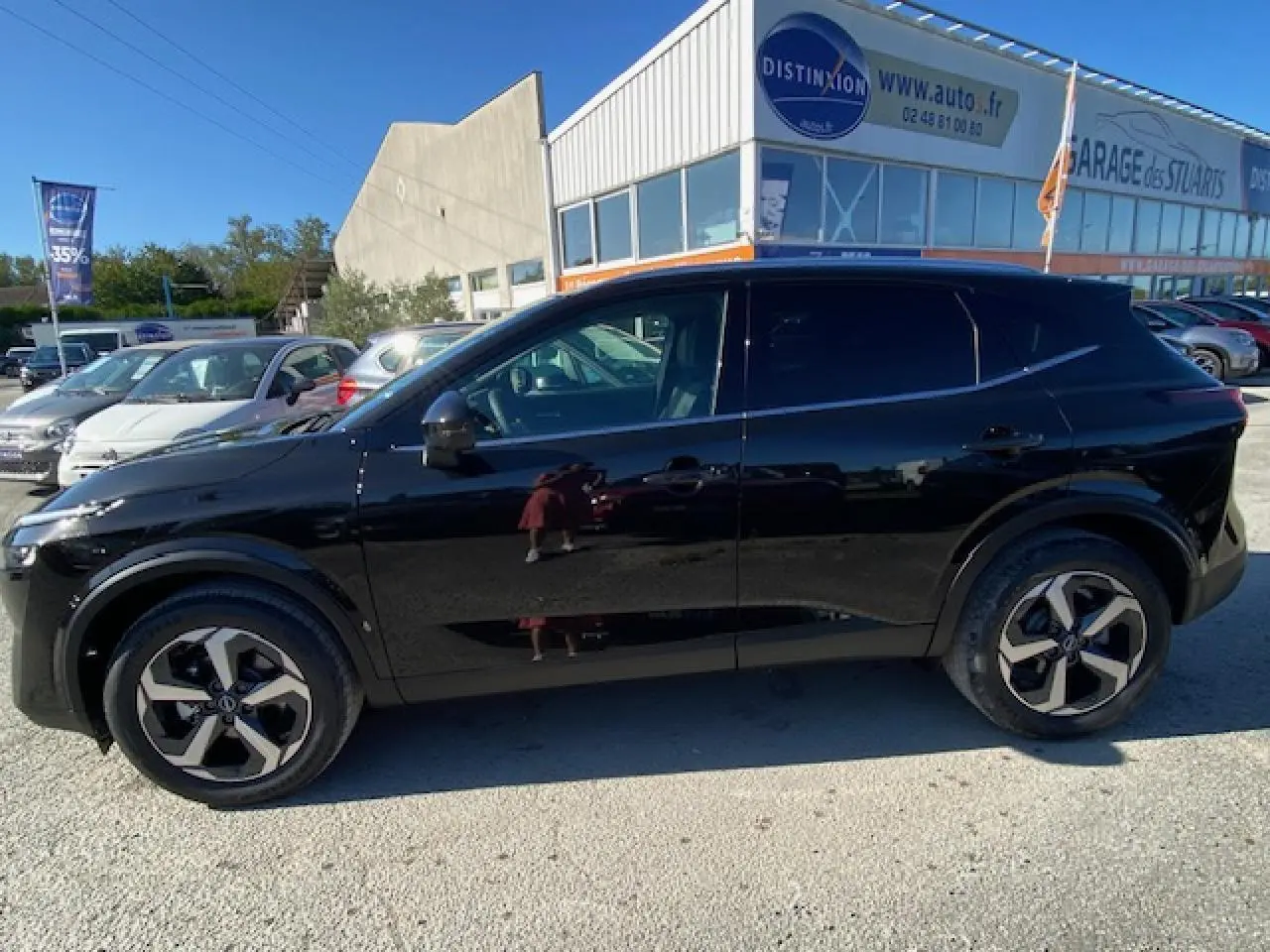 Profil côté gauche d'un Nissan Qashqai noir 2023, version 1.3 Mild Hybrid N-Connecta, avec jantes modernes en alliage.