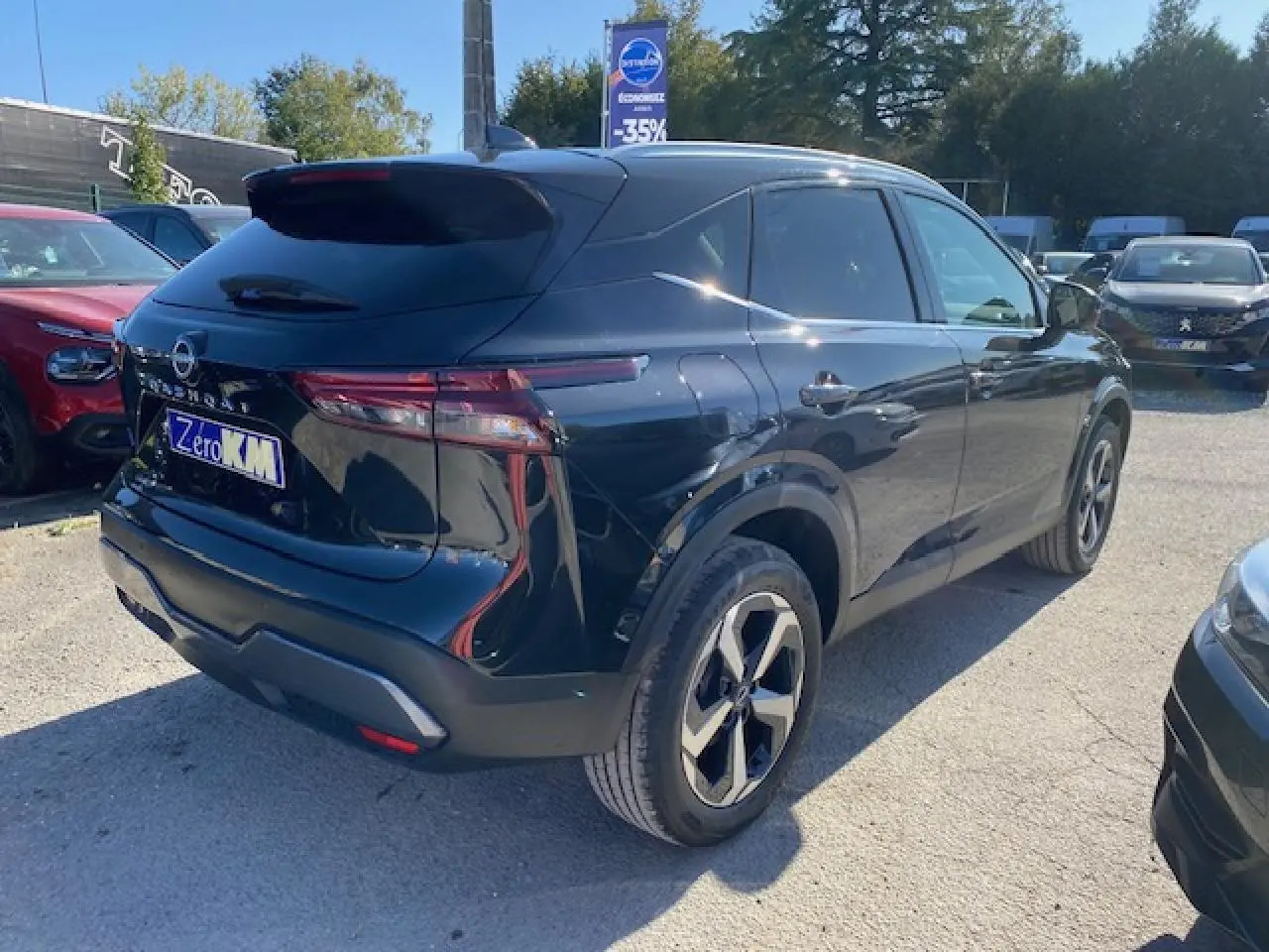 Vue 3/4 arrière droite d'un Nissan Qashqai noir 2023 avec jantes alliage et feux arrière LED distinctifs.