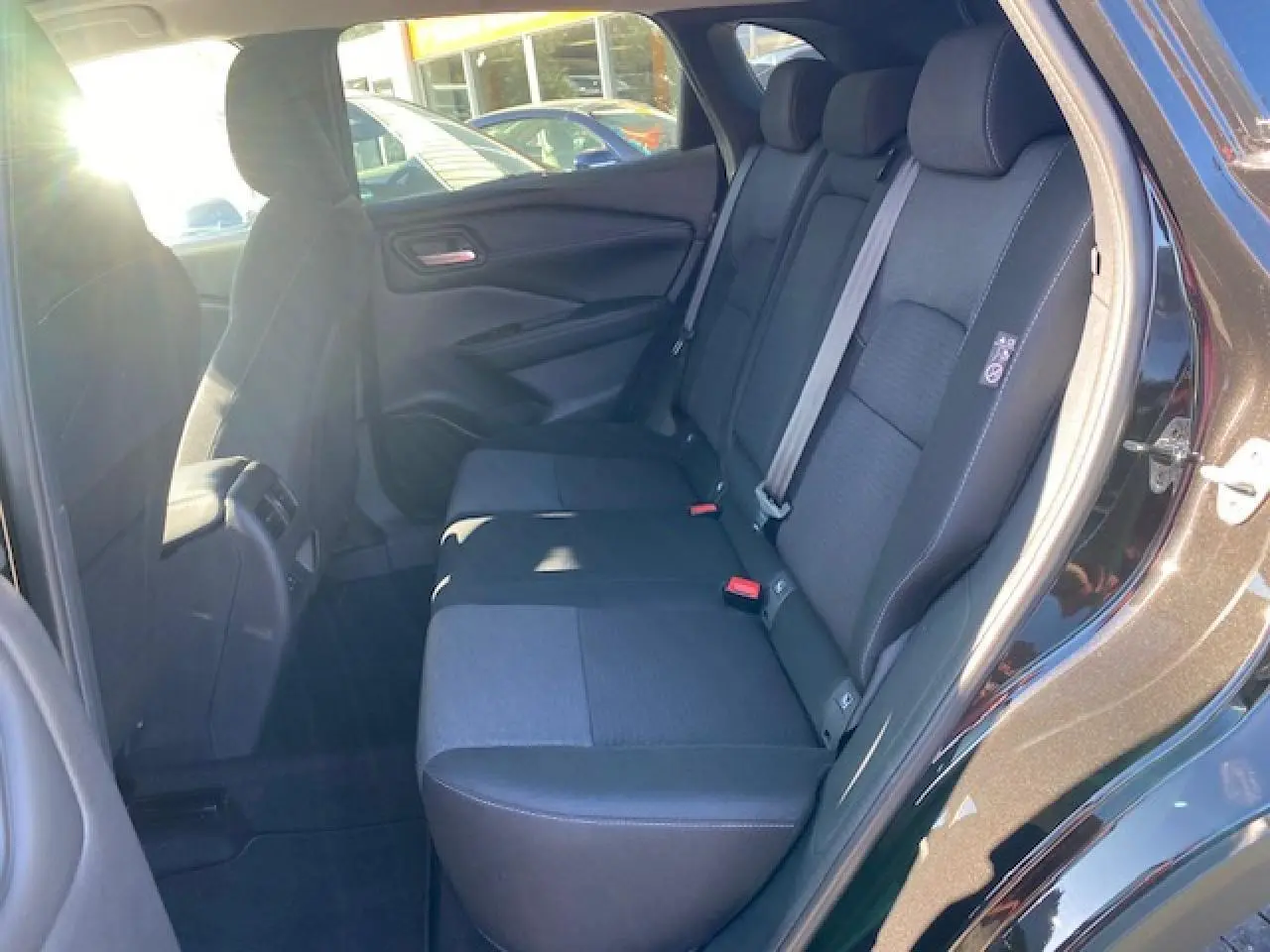 Vue intérieure côté droit des sièges arrière noirs du Nissan Qashqai 2023 version 1.3 Mild Hybrid N-Connecta.
