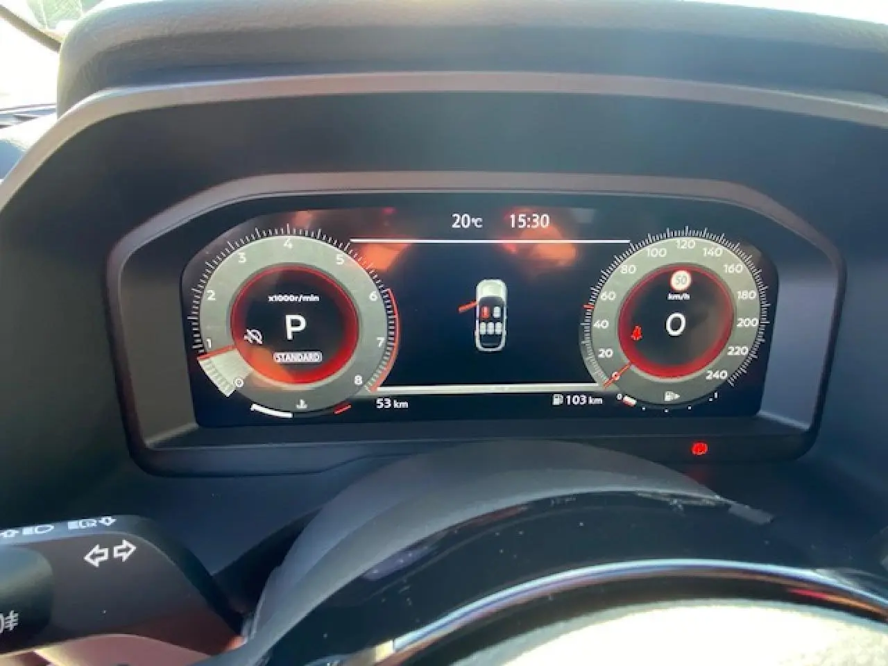 Tableau de bord numérique du Nissan Qashqai noir 2023, affichant la vitesse, régime et état du véhicule en vue frontale.