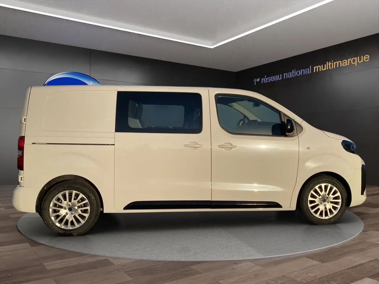 Vue de profil droit du Peugeot Expert Cabine Approfondie blanc Icy avec jantes alliage et vitres teintées.