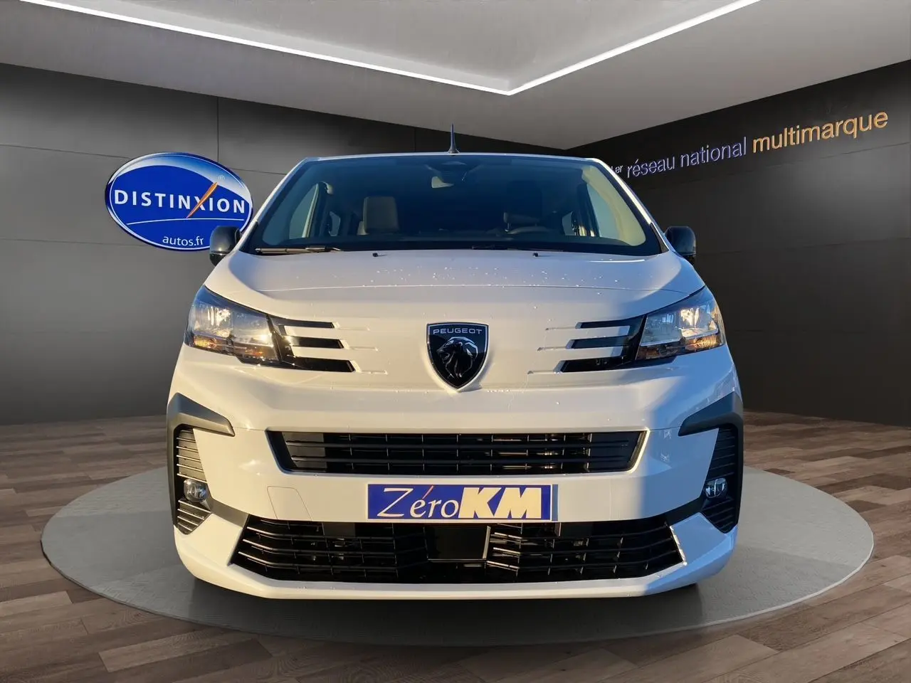 Vue frontale du Peugeot Expert Cabine Approfondie blanc Icy avec logo noir et éléments noirs contrastants sur bouclier.