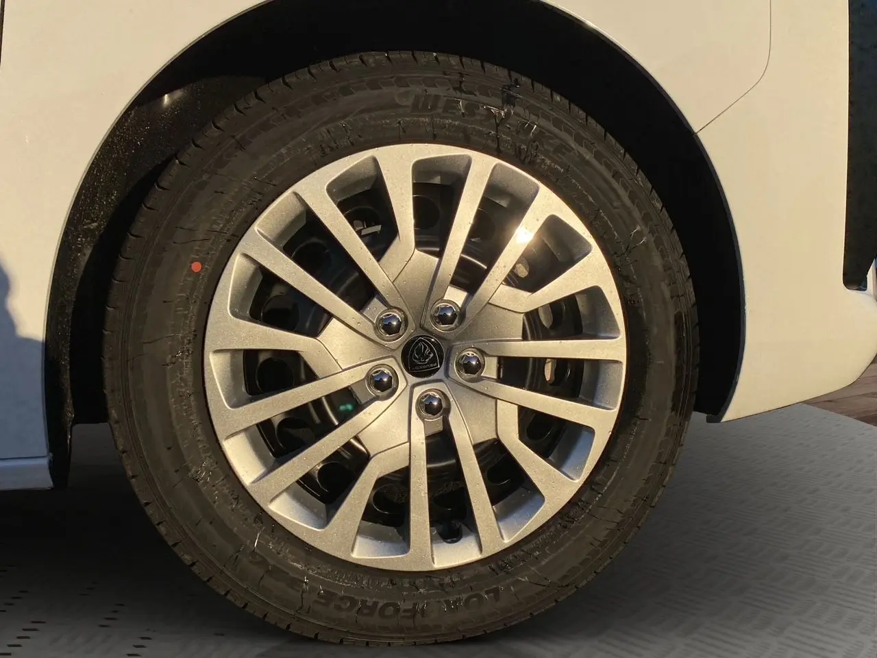 Gros plan sur la roue avant droite avec jante alliage argentée du Peugeot Expert Cabine Approfondie blanc Icy.