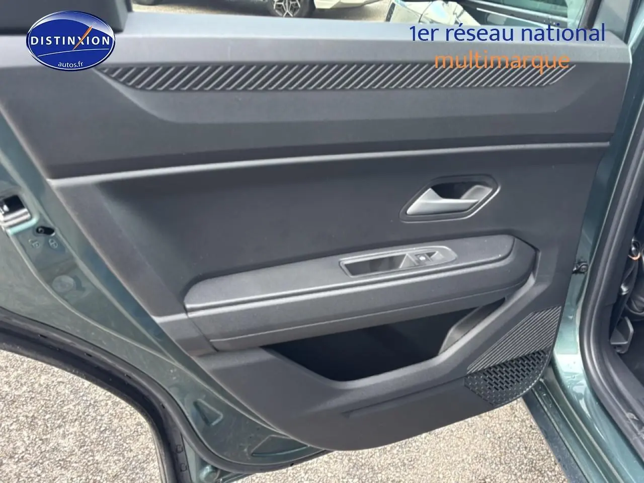 Vue rapprochée de la porte avant gauche vert cèdre du Dacia Bigster 2025 avec commande de vitre et haut-parleur intégré.