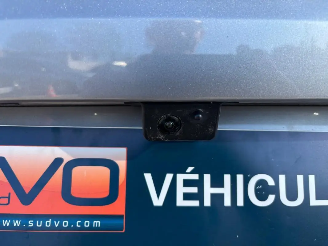 Gros plan sur la caméra de recul intégrée au hayon gris foncé du Citroën C5 X 2024 PureTech 130 EAT8 Plus.