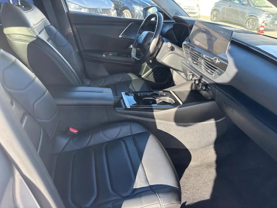 Vue intérieure côté conducteur du Citroën C5 X 2024 avec sièges en cuir noir et écran tactile central.
