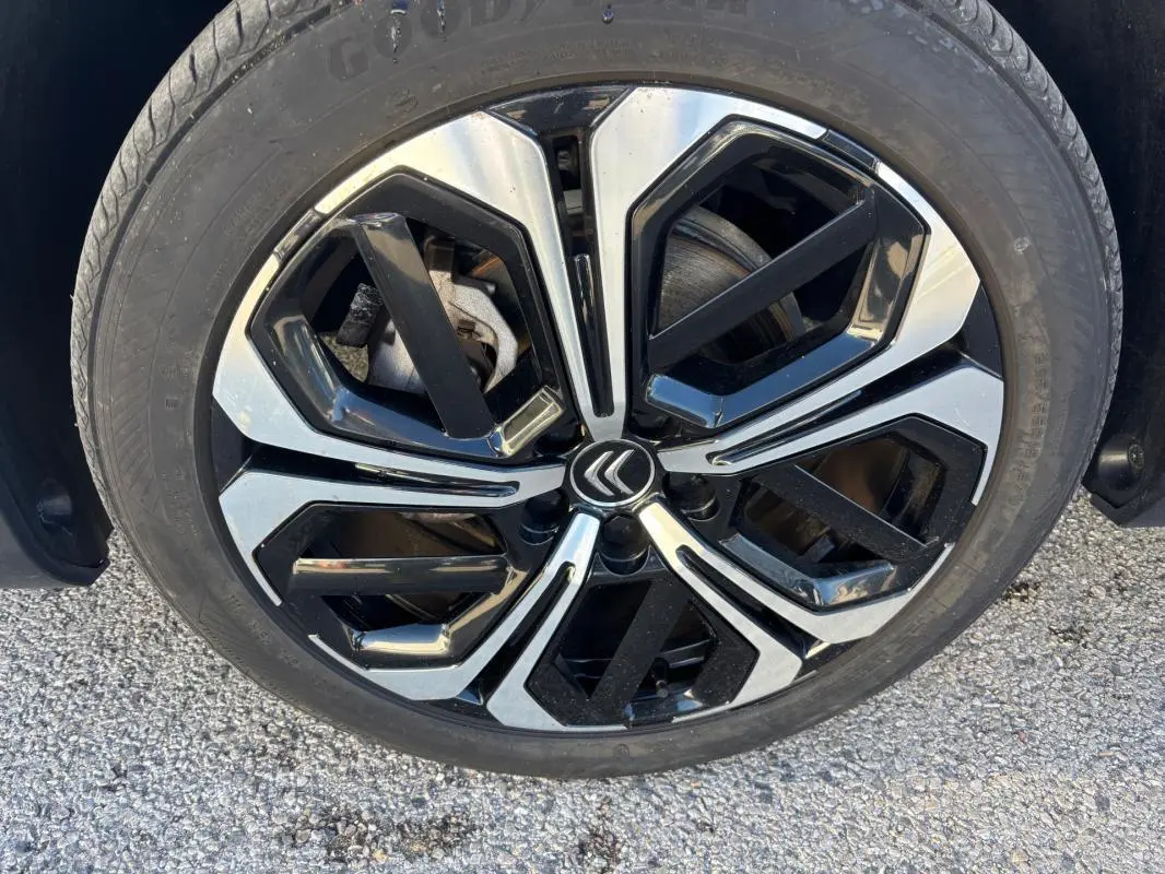 Gros plan sur la jante alliage 19 pouces bicolore noire et argent avec logo Citroën au centre.