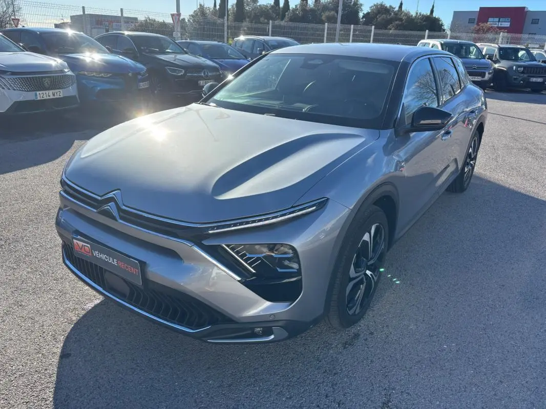 Citroën C5 X gris foncé vue 3/4 avant droit, avec jantes alliage 19 pouces et feux LED distinctifs.