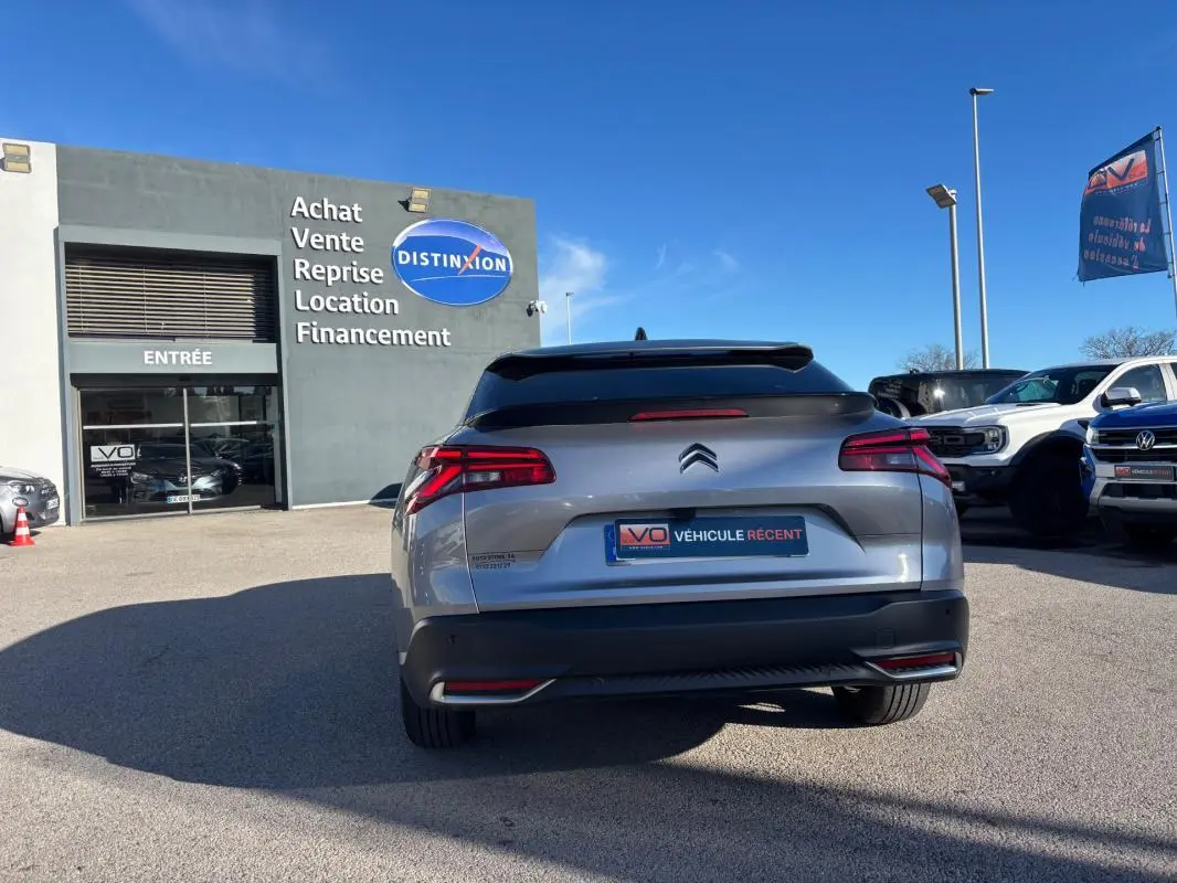 Vue arrière d'une Citroën C5 X gris foncé 2024 avec feux LED et double sortie d'échappement visible en extérieur.