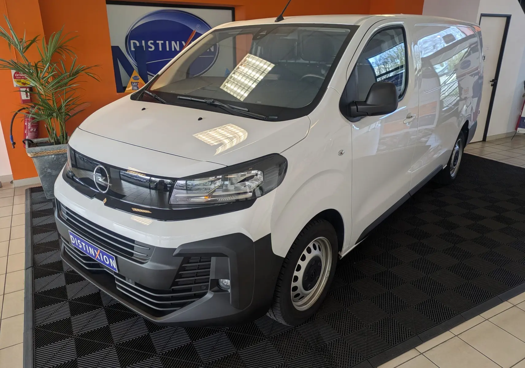 Opel Vivaro Fourgon XL blanc icy vu en 3/4 avant droit, avec jantes tôle 17 pouces et pare-chocs noirs.