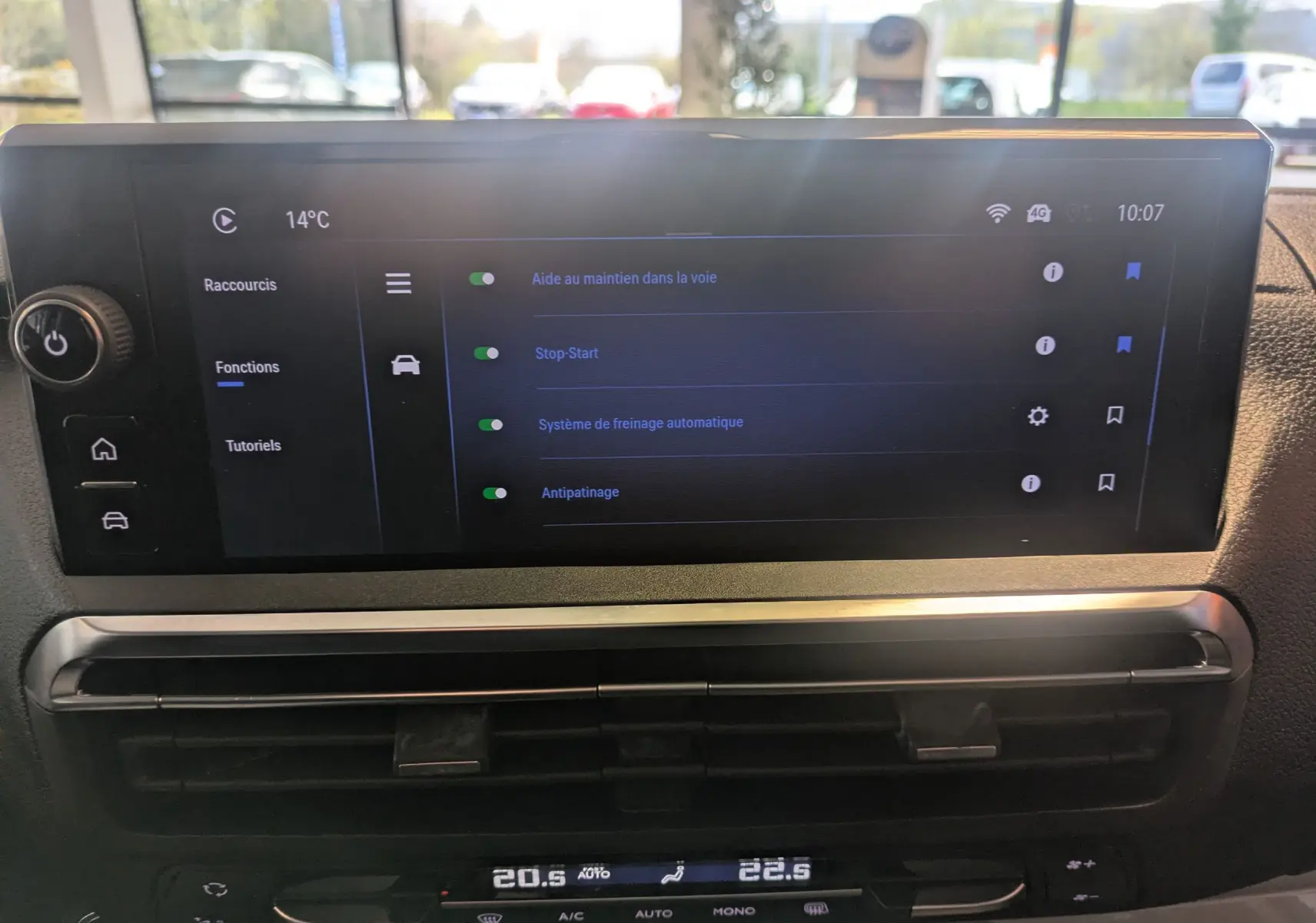 Écran tactile central du tableau de bord de l'Opel Vivaro Fourgon XL blanc, affichant les aides à la conduite activées.