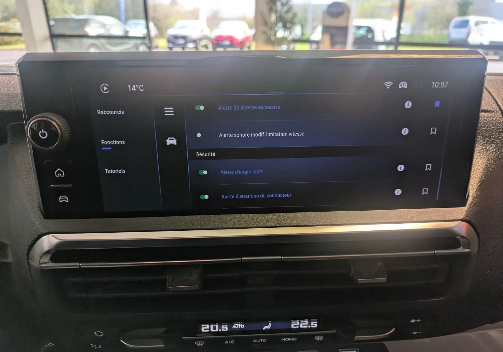 Vue intérieure du tableau de bord de l'Opel Vivaro Fourgon XL blanc, avec écran tactile affichant les alertes de sécurité.