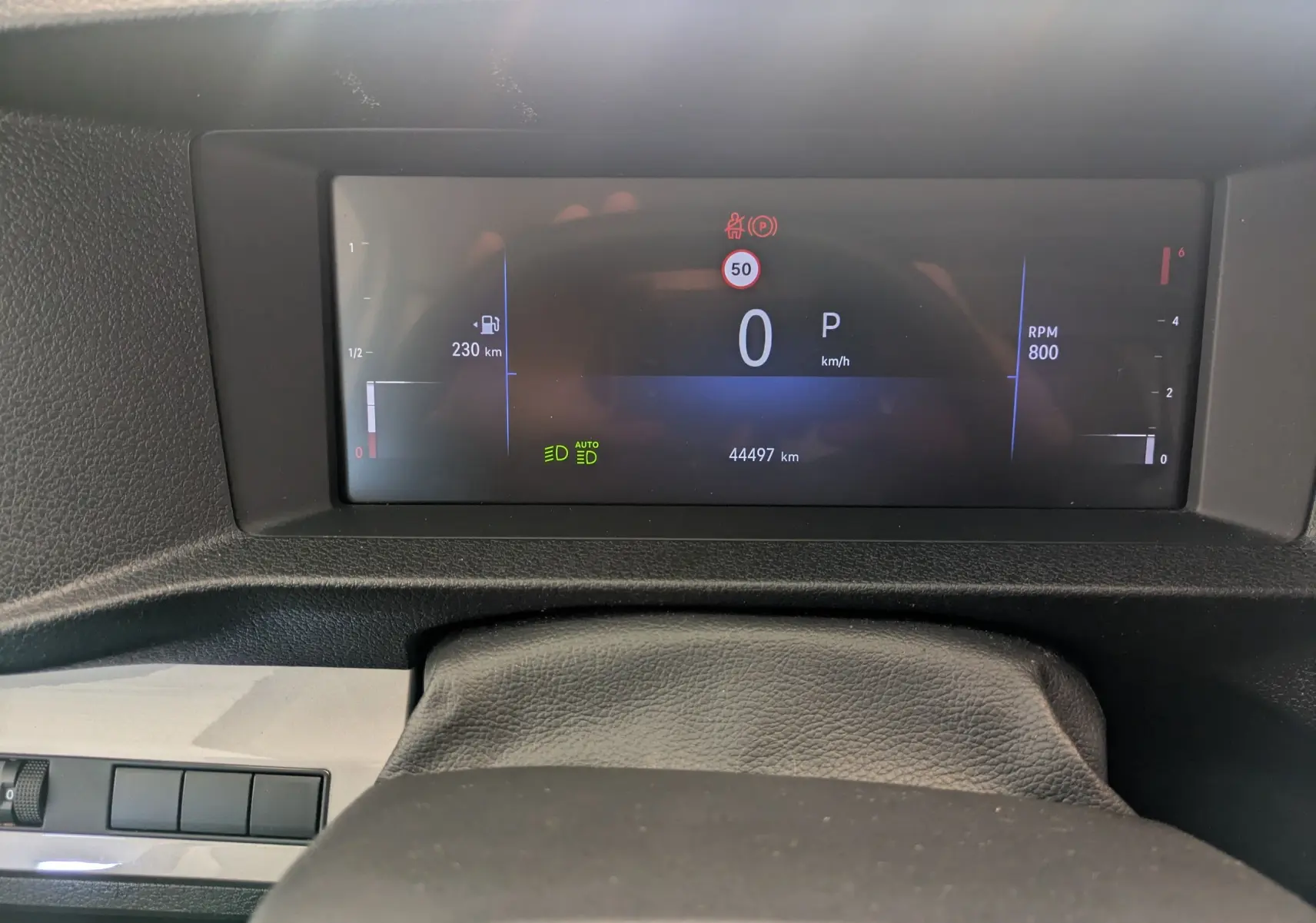 Vue rapprochée du tableau de bord numérique du fourgon Opel Vivaro XL blanc, affichant la vitesse à 0 km/h et 44 497 km au compteur.