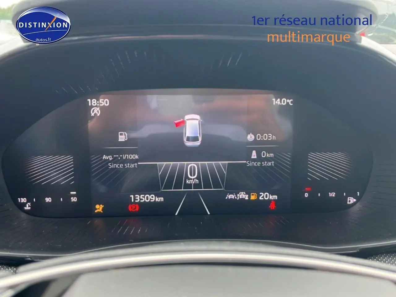 Tableau de bord numérique de Skoda Fabia 2025 affichant la vitesse à 0 km/h et 13 509 km au compteur.