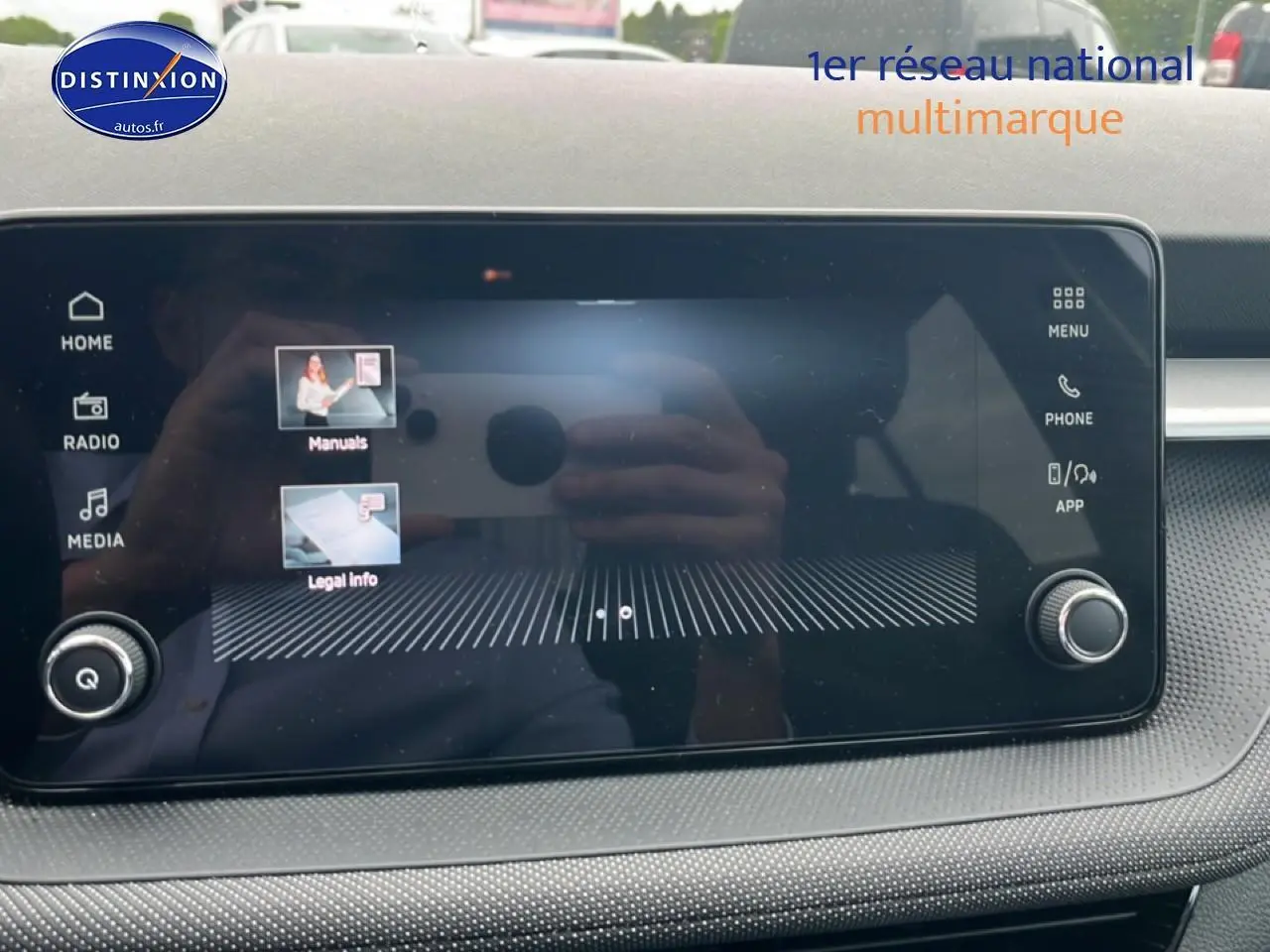 Écran tactile central de la Skoda Fabia bleu 2025 affichant le menu multimédia avec boutons rotatifs.