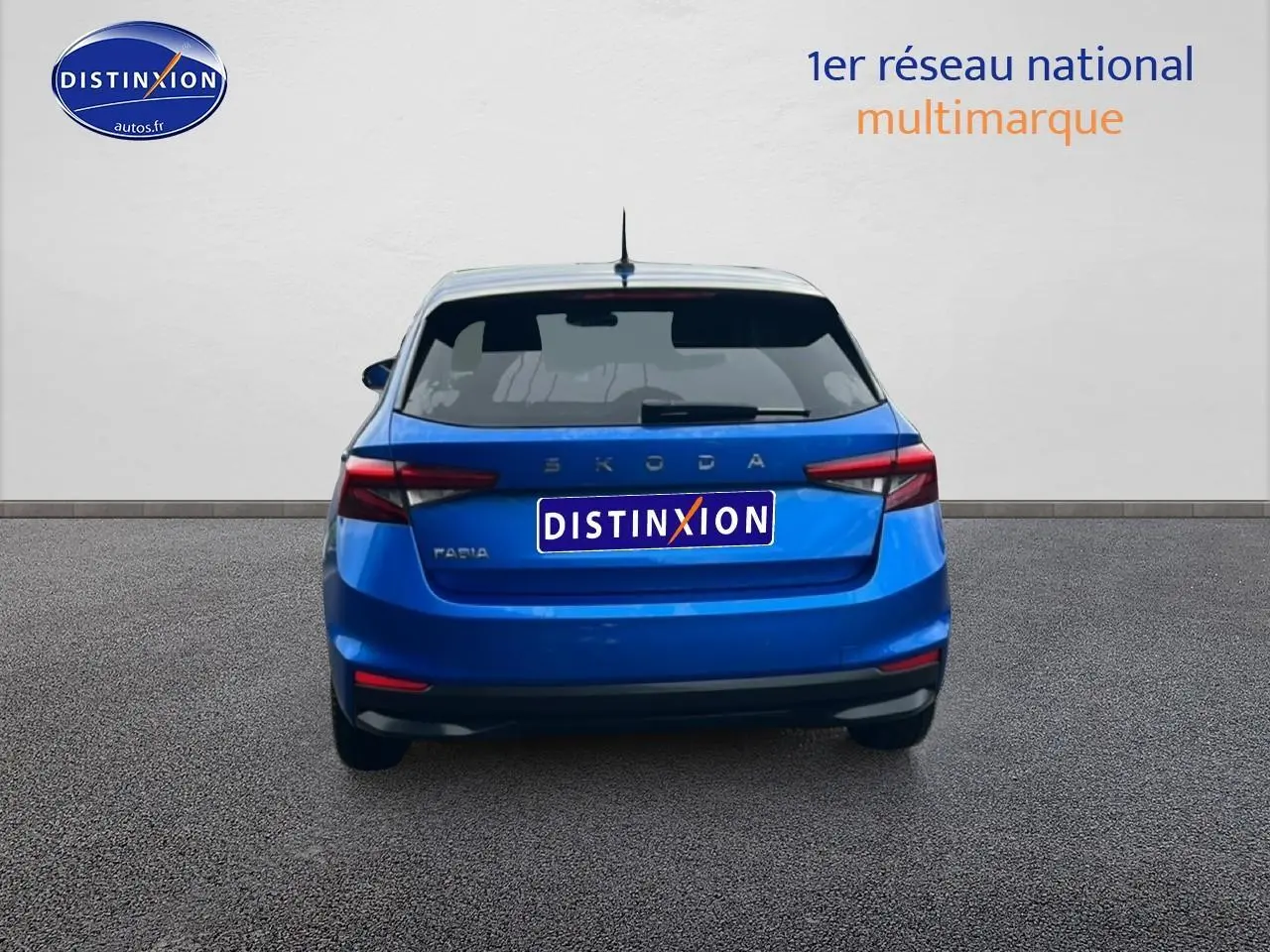 Vue arrière d'une Skoda Fabia bleu 2025 avec feux arrière LED et becquet arrière distinctif.