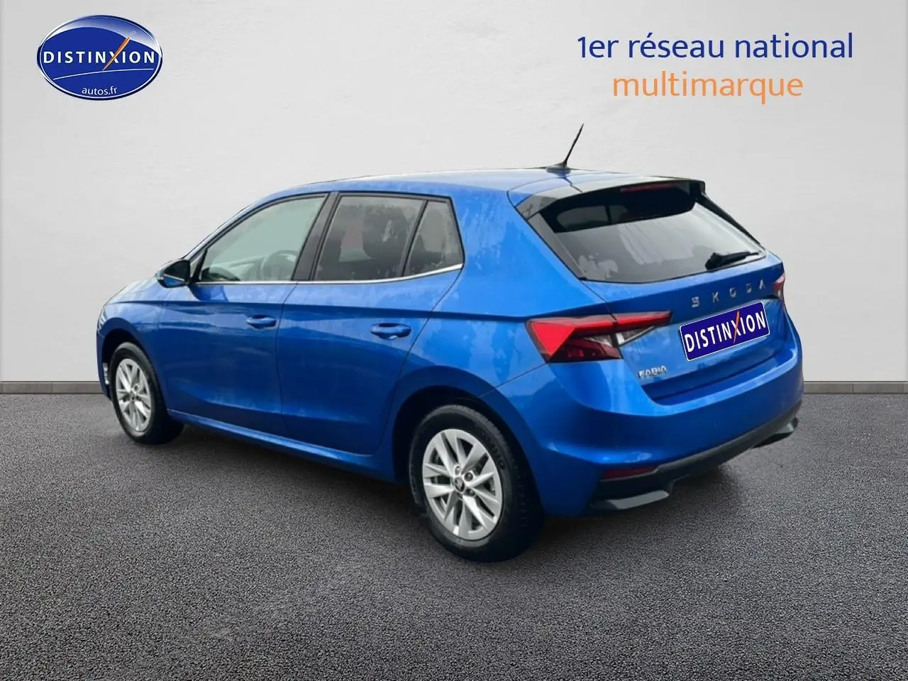 Vue 3/4 arrière droite d'une Skoda Fabia bleu 2025 avec jantes alu et feux arrière LED.