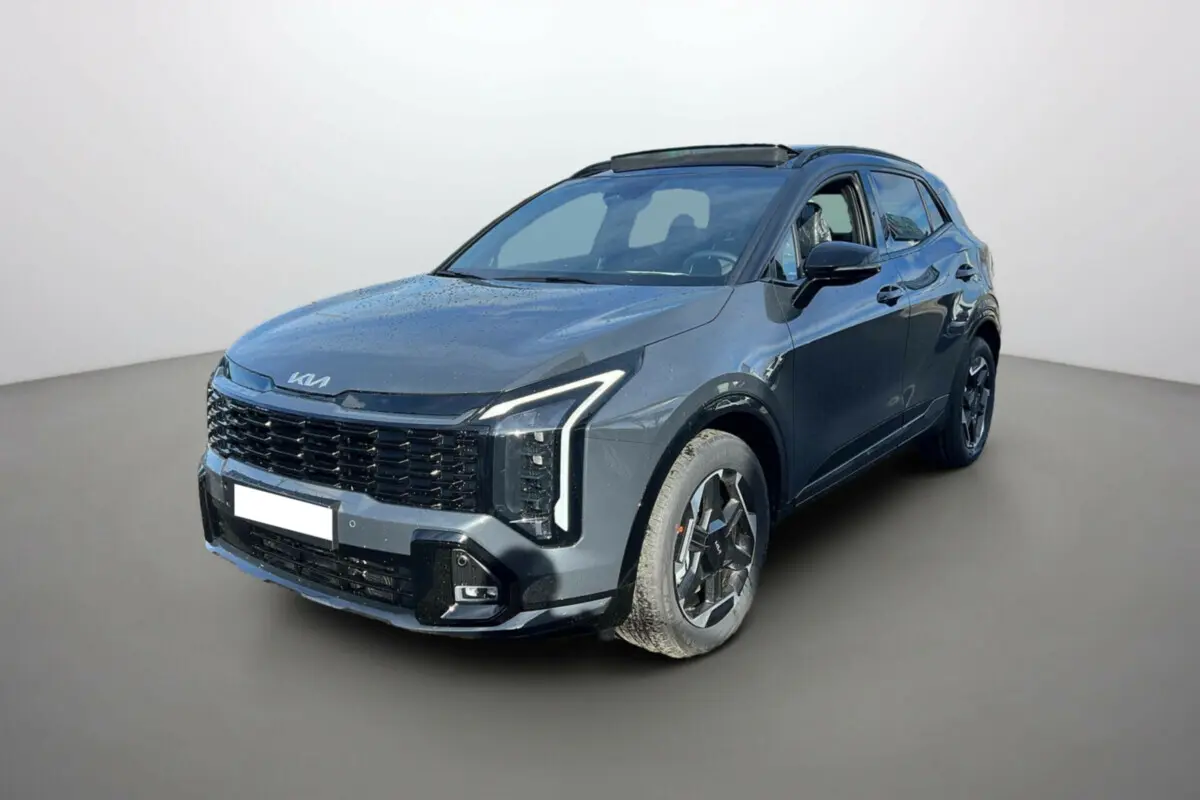 KIA Sportage 1.6 T-GDI HEV 239 GT gris eclipse, vue 3/4 avant avec toit panoramique noir et jantes alu 18 pouces.