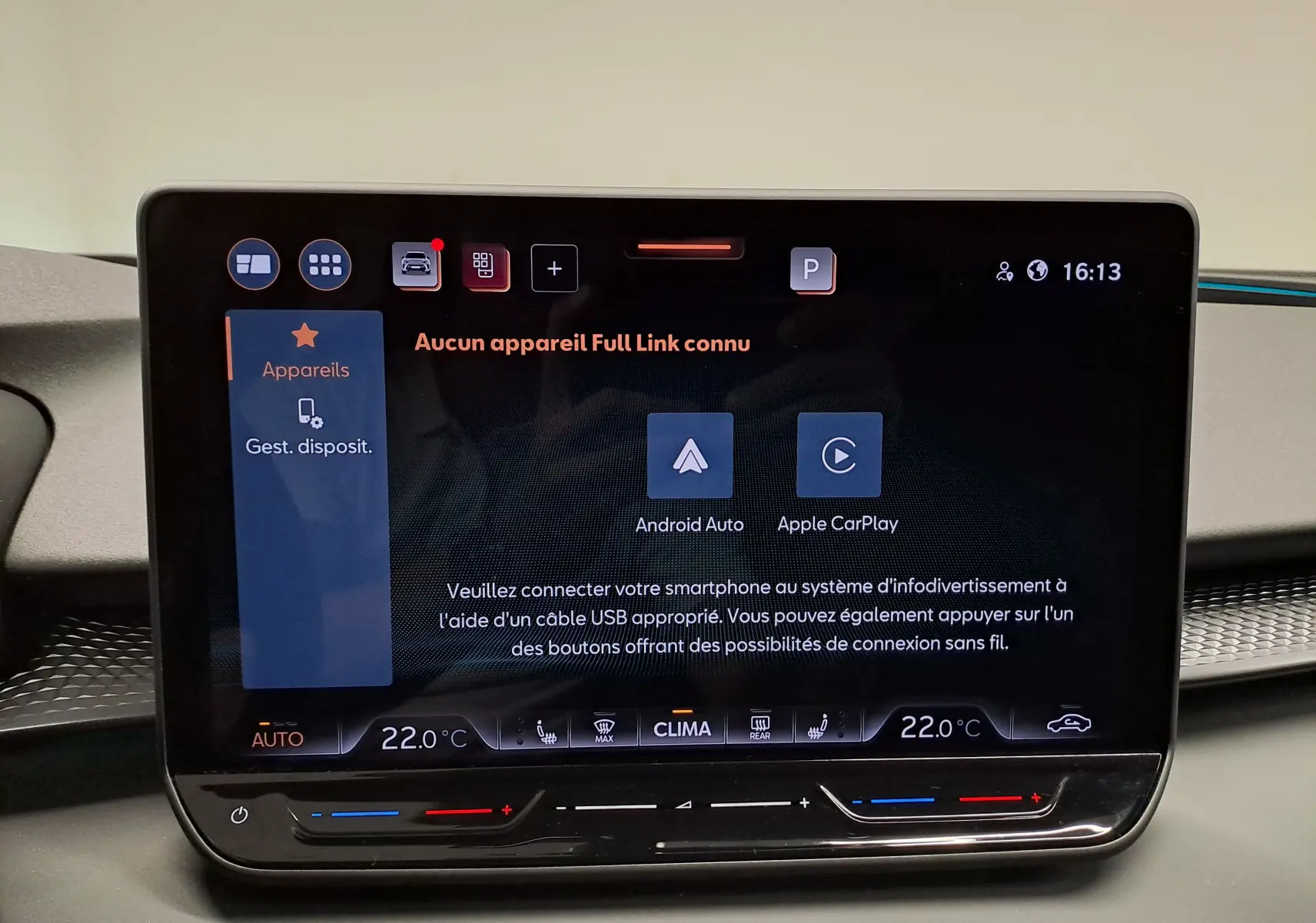 Écran tactile central du tableau de bord du CUPRA TERRAMAR 2025 affichant les options Android Auto et Apple CarPlay.