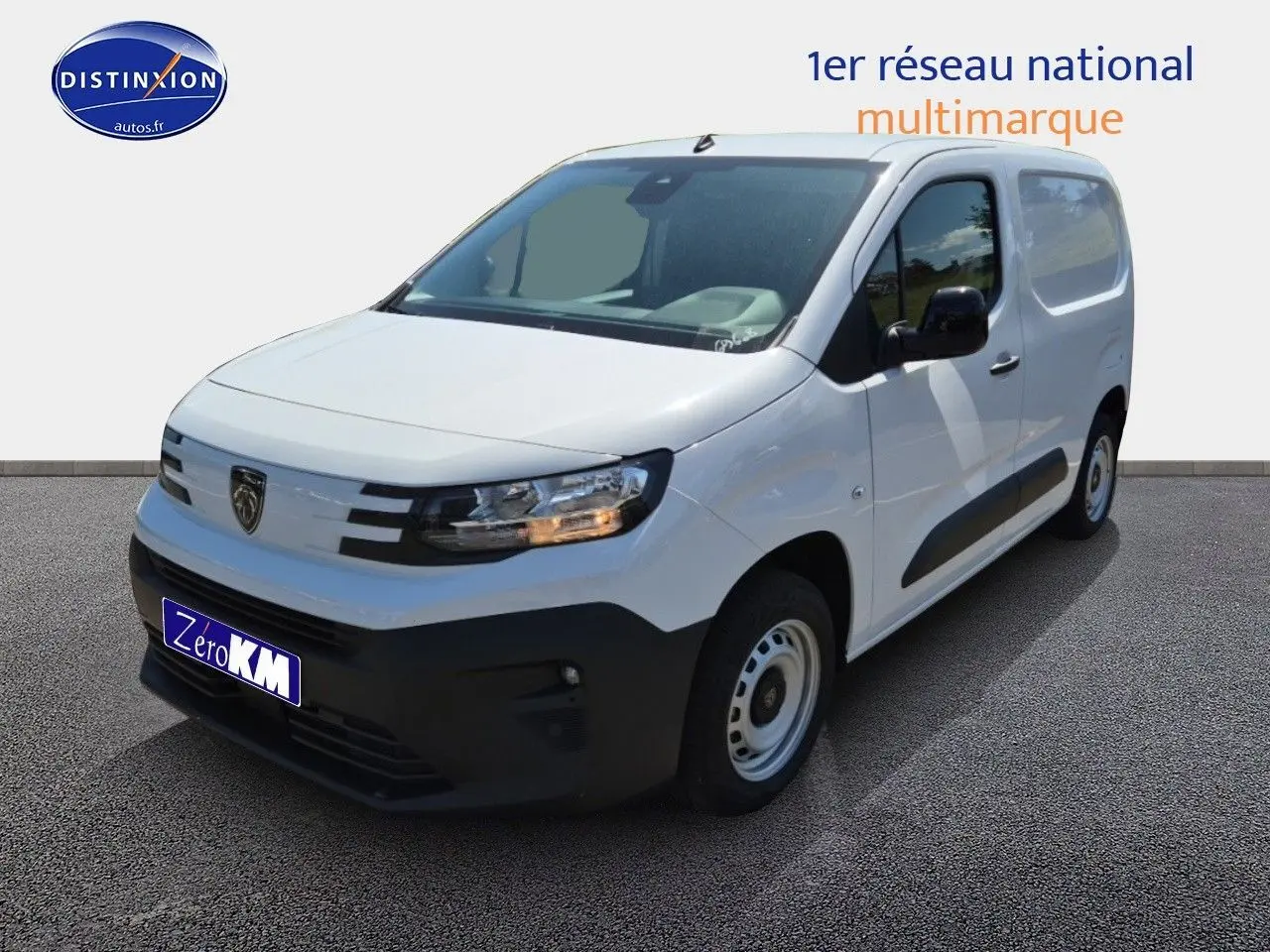 Vue 3/4 avant droite d'un Peugeot Partner blanc 2025 avec pare-chocs noirs et jantes acier simples.