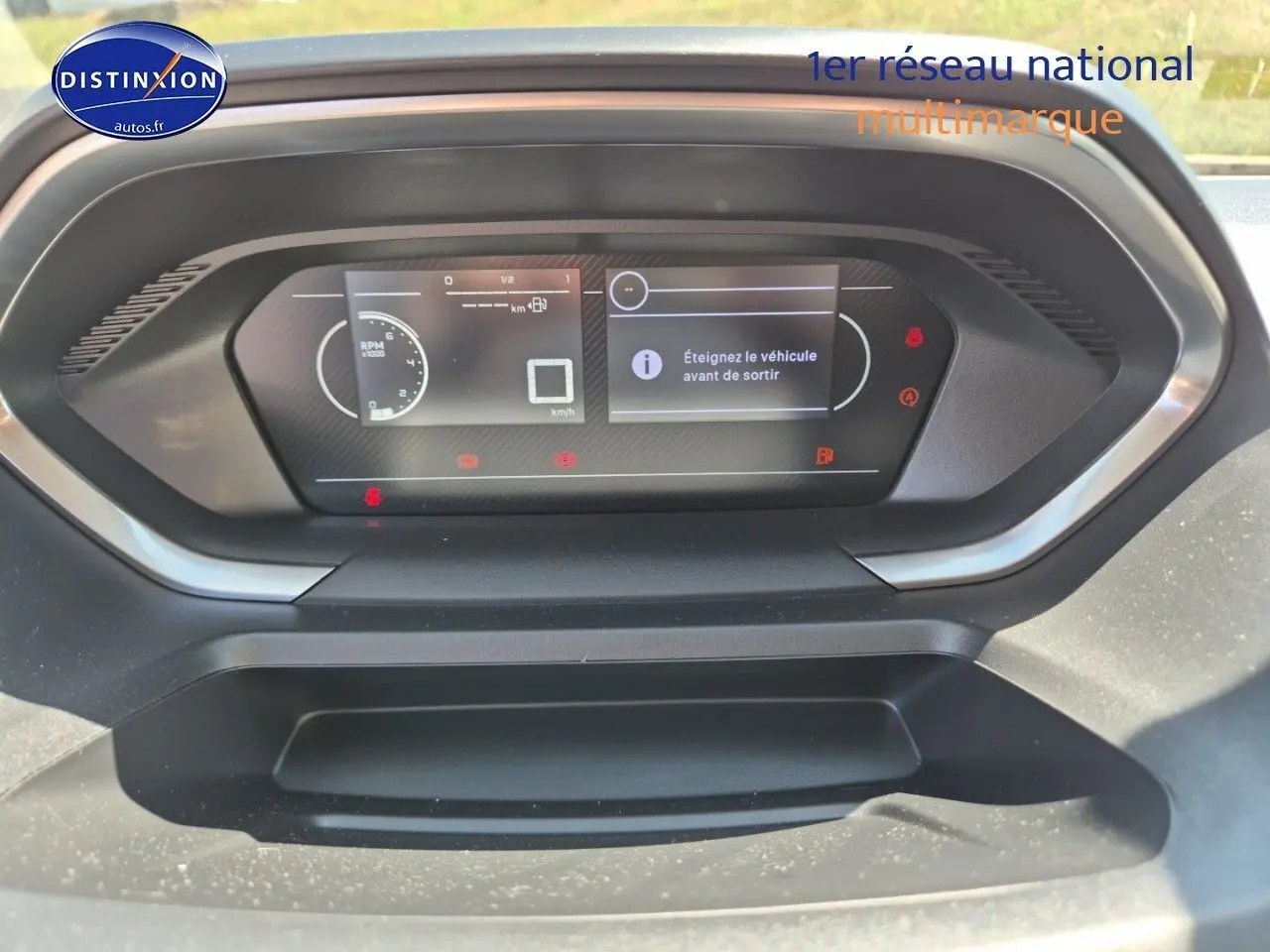 Tableau de bord numérique du Peugeot Partner 2025 affichant un message d'arrêt, vue frontale rapprochée.