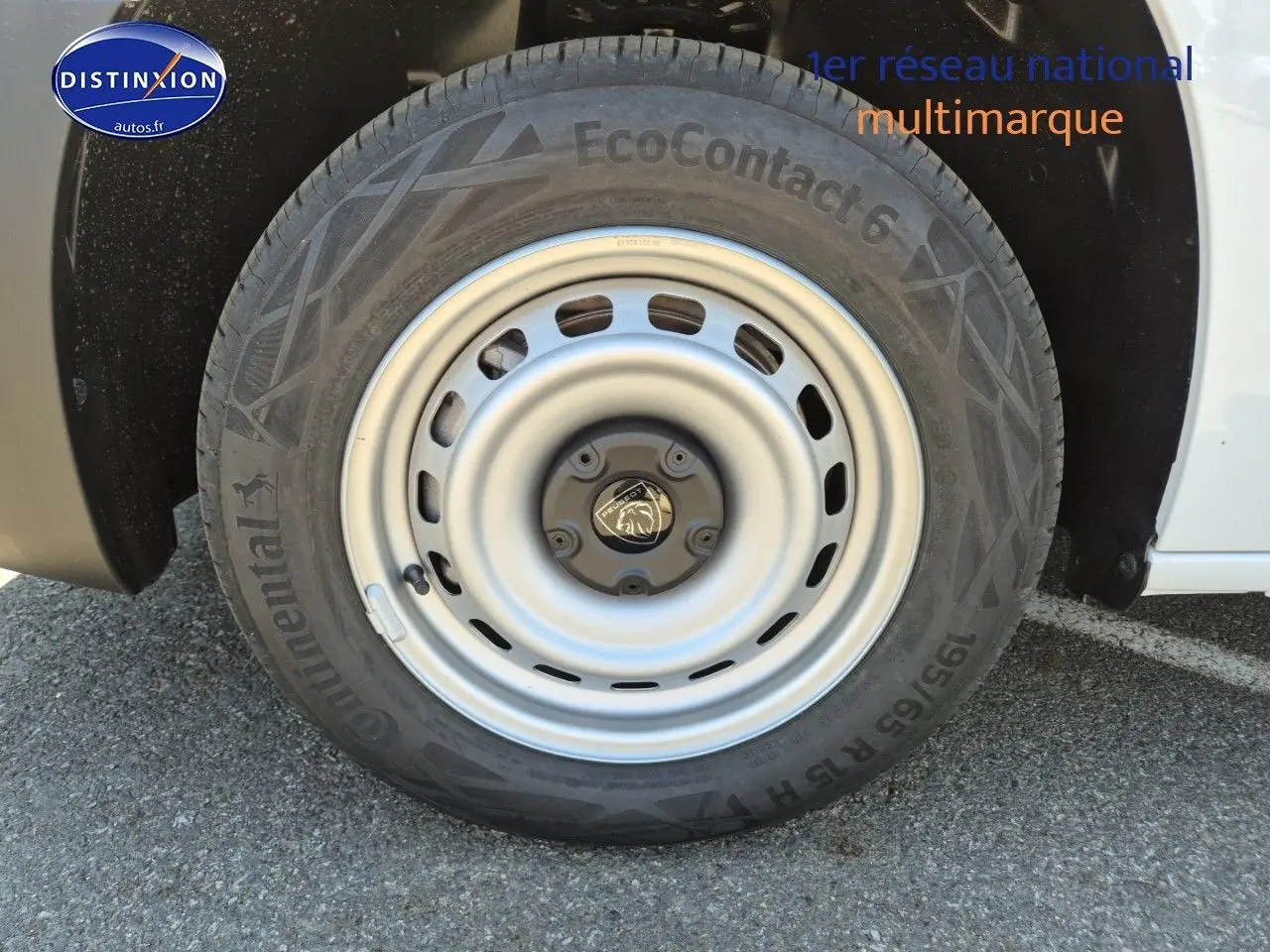 Gros plan sur la roue avant gauche du Peugeot Partner 2025 blanc avec jante acier et pneu Continental EcoContact 6.