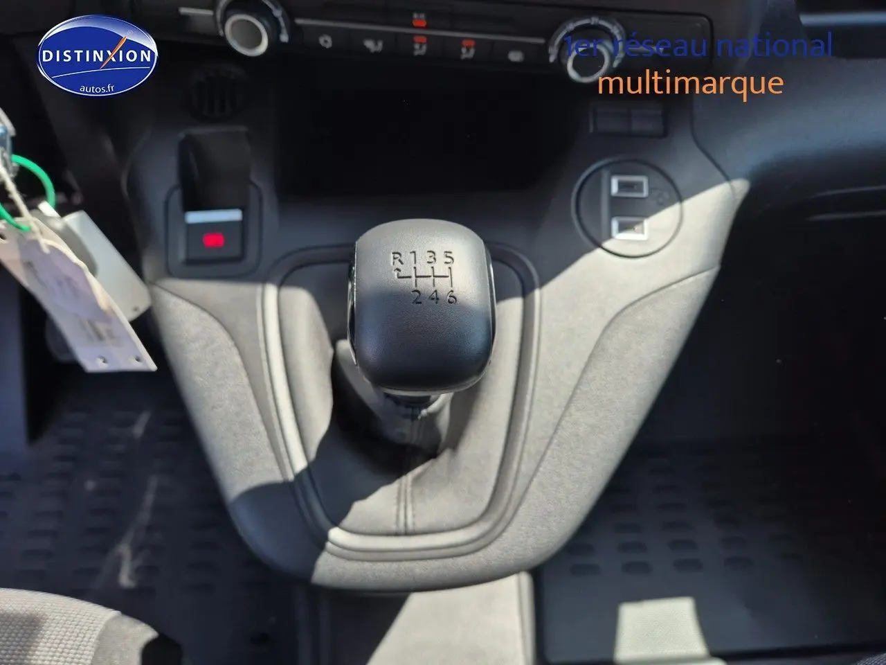 Le levier de vitesses manuel noir en gros plan dans l'habitacle du Peugeot Partner 2025.