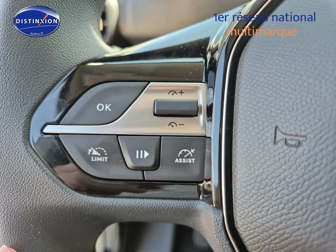 Gros plan sur les commandes de régulateur de vitesse au volant noir du Peugeot Partner 2025.