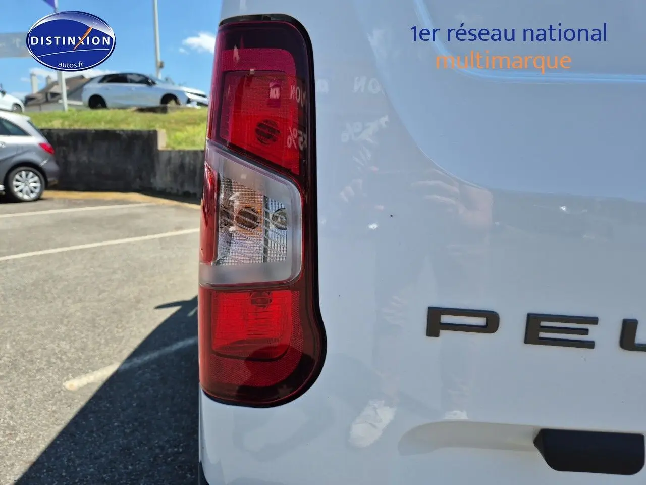 Feu arrière gauche d'un Peugeot Partner 2025 blanc, vue rapprochée sur l'arrière du véhicule.