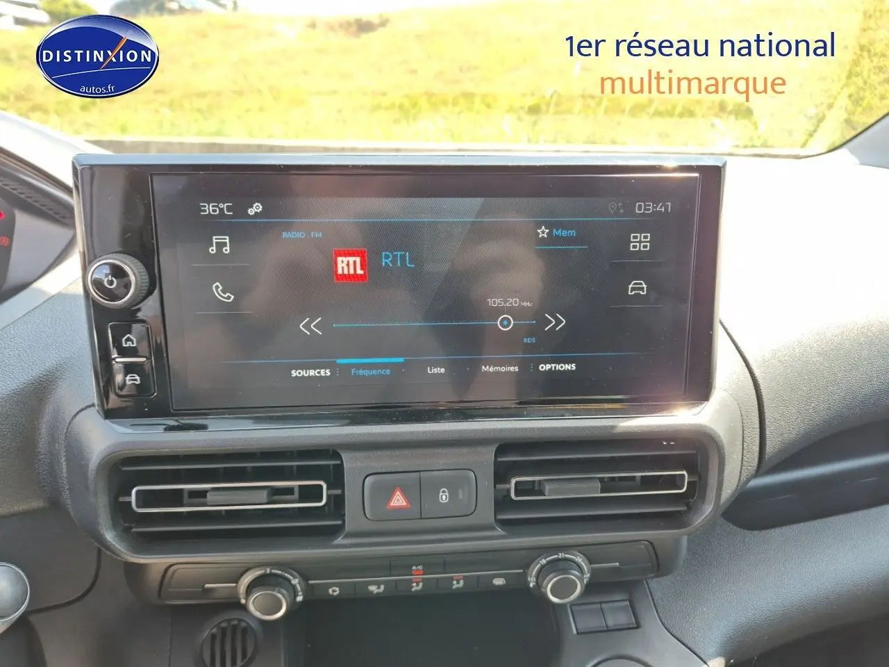 Vue intérieure du tableau de bord du Peugeot Partner 2025, écran tactile affichant la radio RTL, ambiance claire.