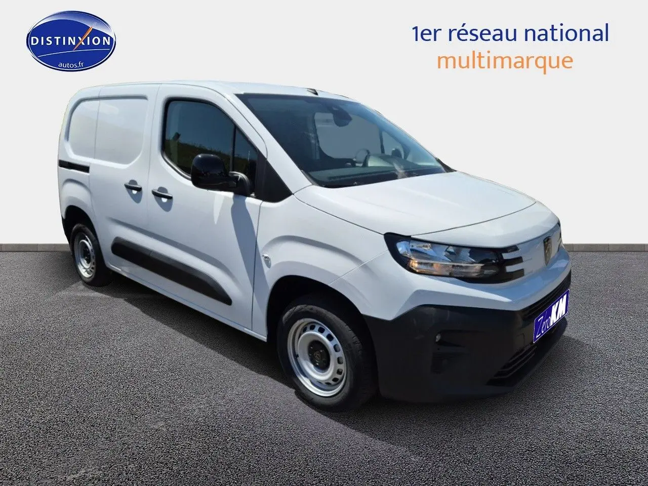 Peugeot Partner 2025 blanc vu en 3/4 avant droit avec protections noires sur les portières et pare-chocs.