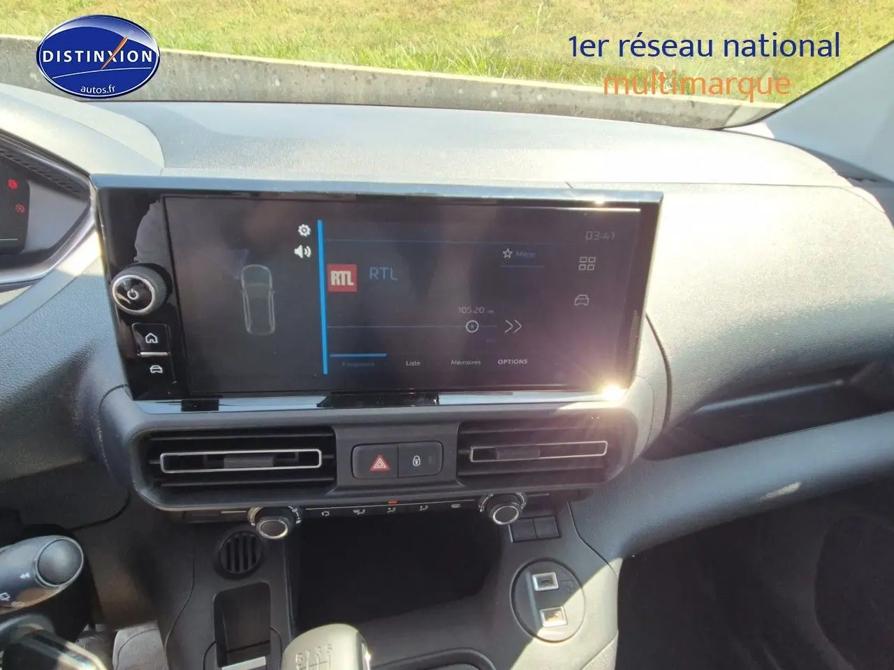 Tableau de bord intérieur du Peugeot Partner 2025, vue frontale centrée sur l'écran tactile et les commandes noires.