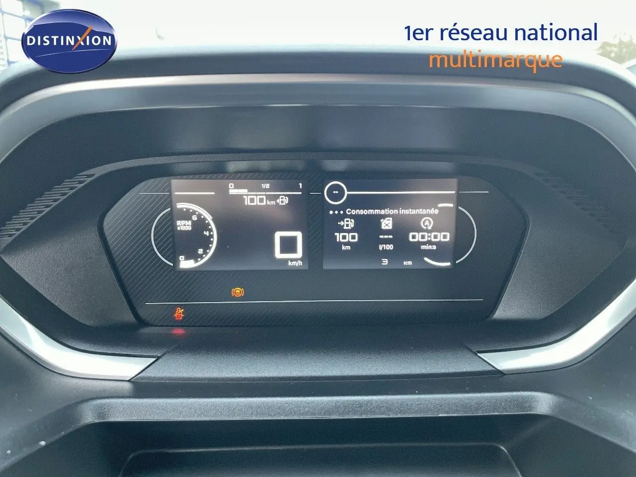 Tableau de bord numérique du Peugeot Partner 2025 affichant la consommation instantanée et le compteur à 0 km/h.