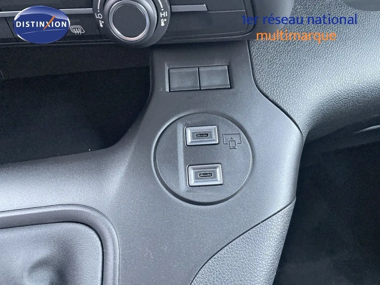 Détail intérieur montrant deux ports USB-C sur la console centrale noire du Peugeot Partner 2025.